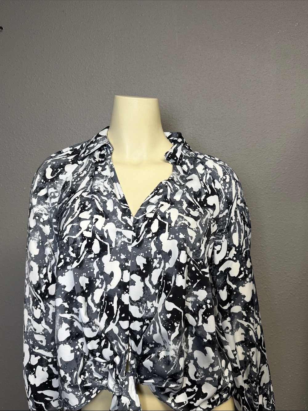Abstract Black & White Print Button-Up Blouse Long,sleeve